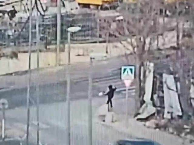 הנער בן ה-12 מיידה אבנים. צילום: דוברות המשטרה