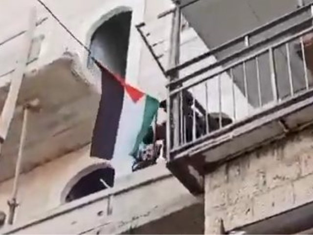 הורדת דגל פלסטין במאה שערים. צילום: יהוידע בן ציון