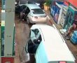 תיעוד: בלשים עוצרים חשודים על חם במהלך שוד מזוין בתחנת דלק