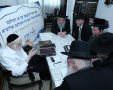 רבי עזריאל אויערבאך בוחן את המכשיר. יד שרה