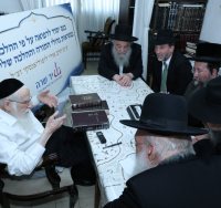 רבי עזריאל אויערבאך בוחן את המכשיר. יד שרה