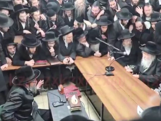 האדמו"ר מגור מנחם את האדמו"ר מסקולען ירושלים. פרסום לפי סעיף 27א לחוק זכויות יוצרים