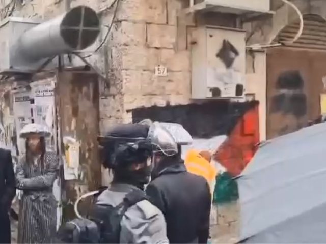 כוחות משטרה מסירים דגלי אש"ף במאה שערים. צילום: יאיר לוי