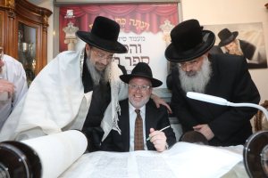 תתרמו, אולי תזכו בספר תורה