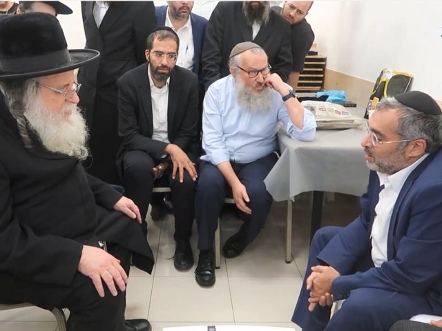 הגר"ש אלתר מנחם את בני משפחת דנינו. צילום: דבר אמת
