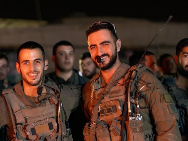 דביר בן ציון רווח הי"ד (מימין) עם איתן ישראל שכנזי הי"ד, שבועות ספורים לפני נפילתם