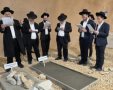 הרב שפיגל על קברם הטרי של שני בניו | מקור משה וייסברג