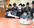 ירח האיתנים: הרבי של אשדוד בחצר בעלזא
