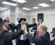 אשורר שירה לכבוד התורה: מעמד מרהיב בהכנסת ספרי תורה (וידאו)