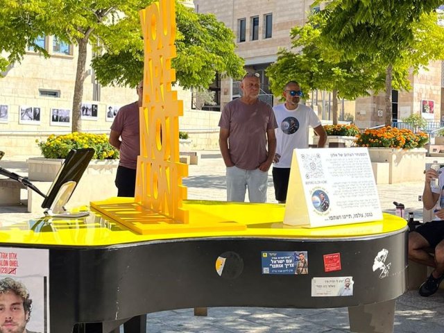 הפסנתר הצהוב בכיכר ספרא. צילום: טל נגל