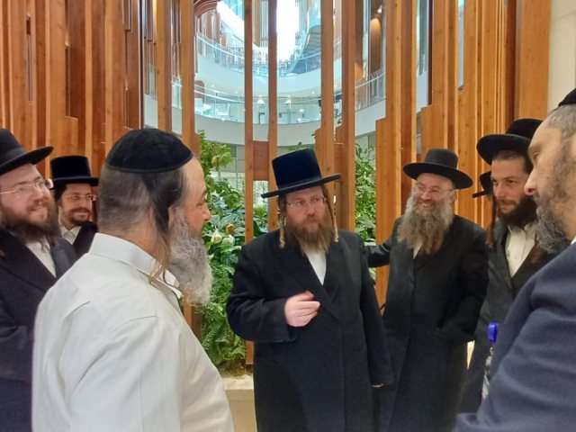 עם פרופ' אהרון אלון מנהל מכון הרדיותרפיה בבניין המרכז האונקולוגי החדש 
