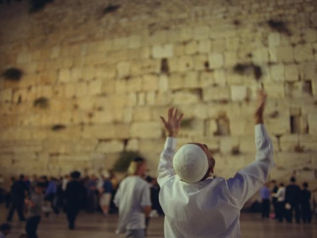 בוכים על חילול הקודש | ארכיון לע"מ
