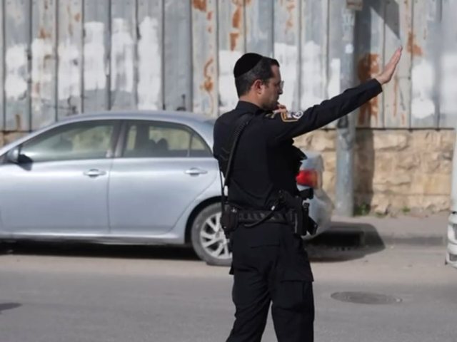 השוטר החרדי בפשיטה | דוברות המשטרה