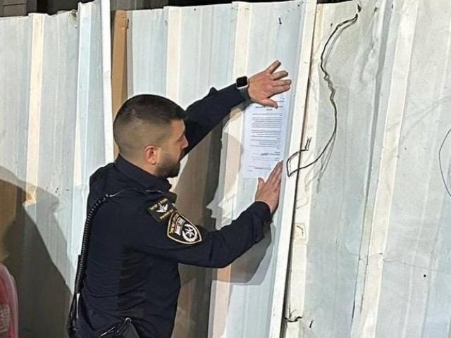    הדבקת הצו על בית העסק (צילום: דוברות המשטרה)