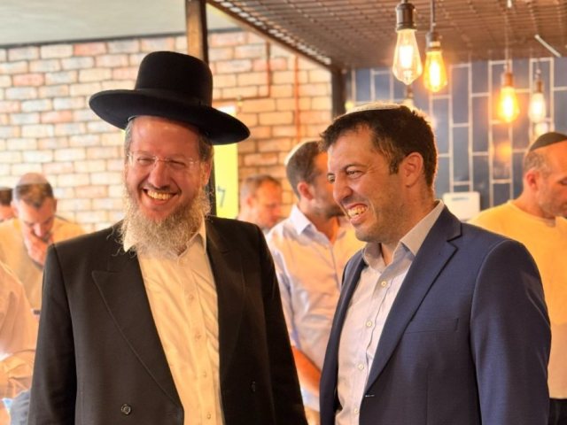 הרב איידלס בקביעת מזוזה במרדים החדשים של דמרי השקעות