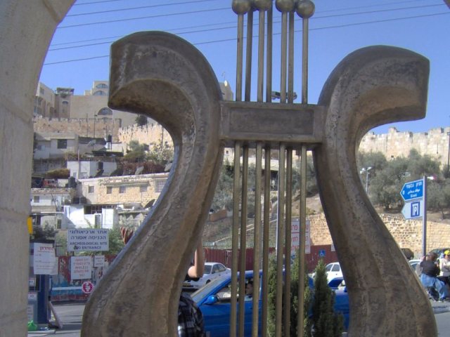 כינור דוד - סמל העמותה בכניסה לגן הלאומי בעיר דוד | ויקיפדיה