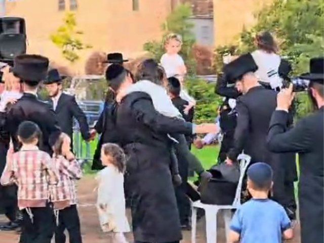 חסידי קרלין עורכים חלאקה במערת המכפלה. פרסום לפי סעיף 27א לחוק זכויות יוצרים