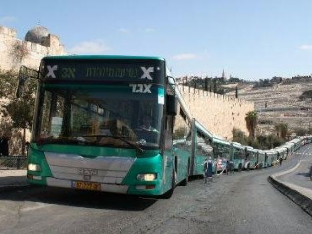 אוטובוסים של 'אגד' ליד הכותל המערבי. פרסום לפי סעיף 27א לחוק זכויות יוצרים