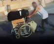 מוזר וחשוד: כיסא גלגלים עמוס בארגזי סחורה