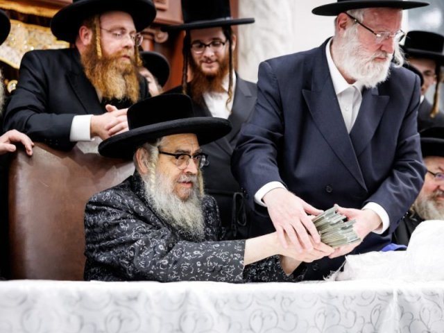 חלוקת הדולרים | באדיבות המצלם