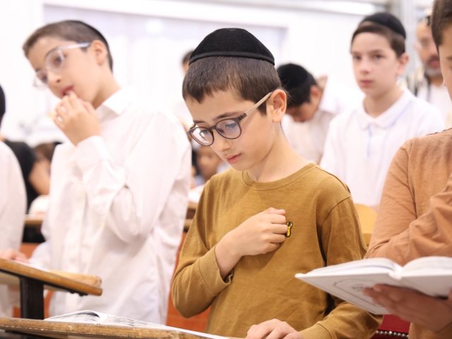 מעמד הסליחות המרכזי בשכונת רמות עם הרב יצחק יוסף. צילום: דוד ארזני
