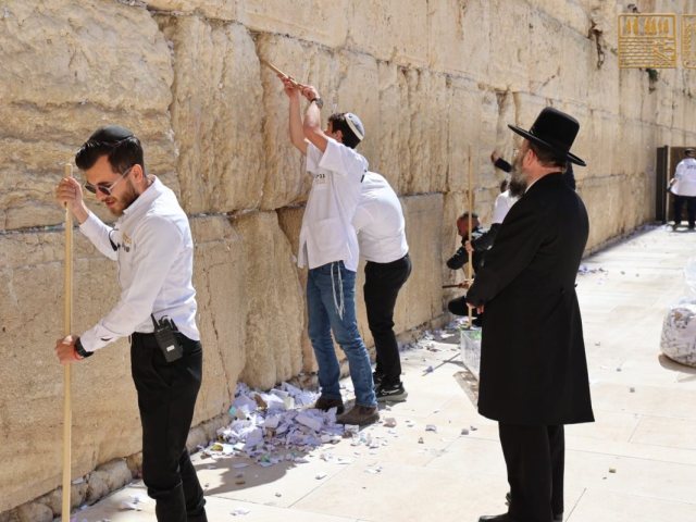 רב הכותל משגיח על פינוי הפתקים | הקרן למורשת הכותל