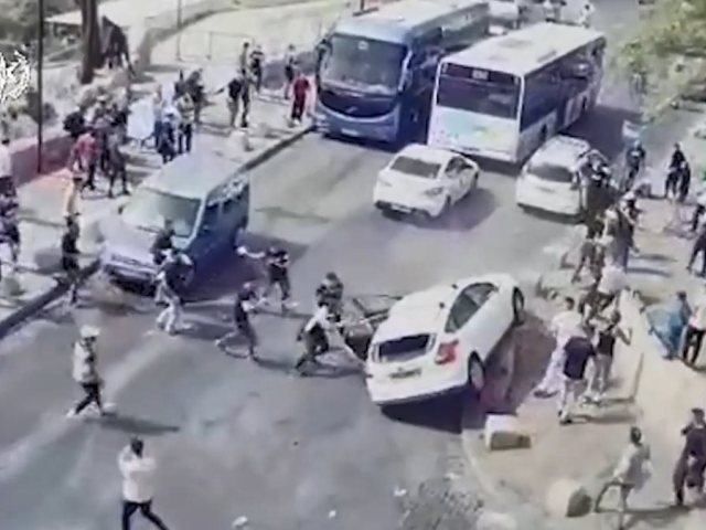 ניסיון הלינץ' ליד שער האריות. צילום: דוברות המשטרה