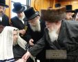 הרב שטראוס זצ"ל עם הרבי מבעלזא לפני כחודש בברית לנכדו | צילום: א.מ.ש