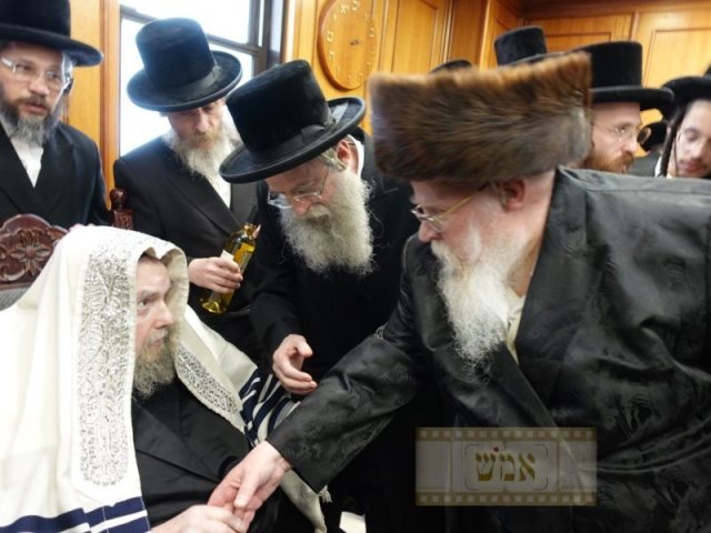 הרב שטראוס זצ"ל עם הרבי מבעלזא לפני כחודש בברית לנכדו | צילום: א.מ.ש