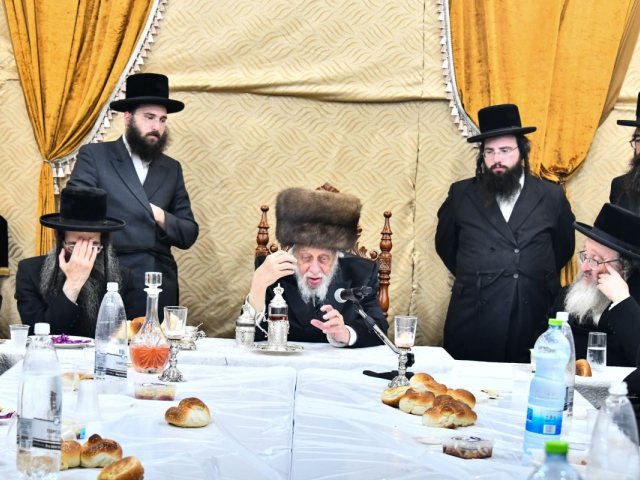 האדמו"ר מקאפיטשניץ בטיש יארצייט לסבו הרה"ק רבי אברהם יהושע העשיל מקאפיטשניץ זי"ע. צילום: שוקי לרר