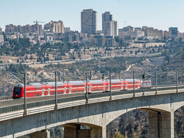 הרכבת בדרכה לירושלים shutterstock
