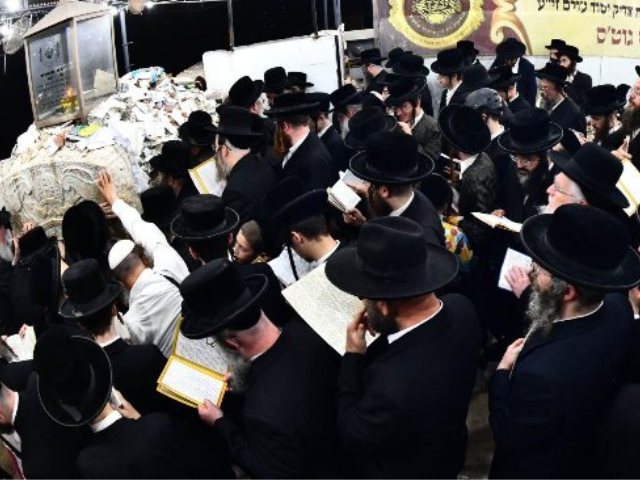 עלייה לציון רבי אהרן מבעלזא זי"ע (ארכיון). צילום: שוקי לרר