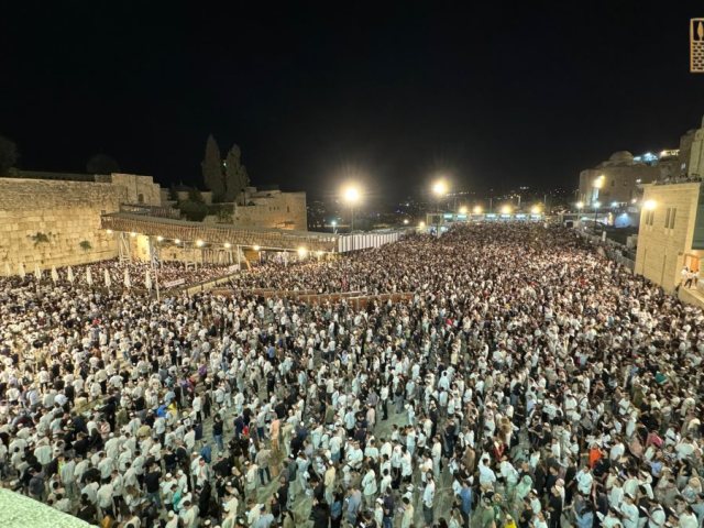 סליחות בכותל המערבי. צילום: הקרן למורשת הכותל