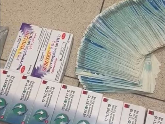 הכסף והתרופות שנתפסו. צילום: דוברות המשטרה