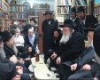 ראש הישיבה מנחם את משפחת ויינפלד. דבר אמת