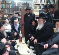 ראש הישיבה מנחם את משפחת ויינפלד. דבר אמת