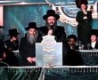 דמעות: הריקוד המרגש של האדמו"ר עם החתנים היתומים (וידאו)