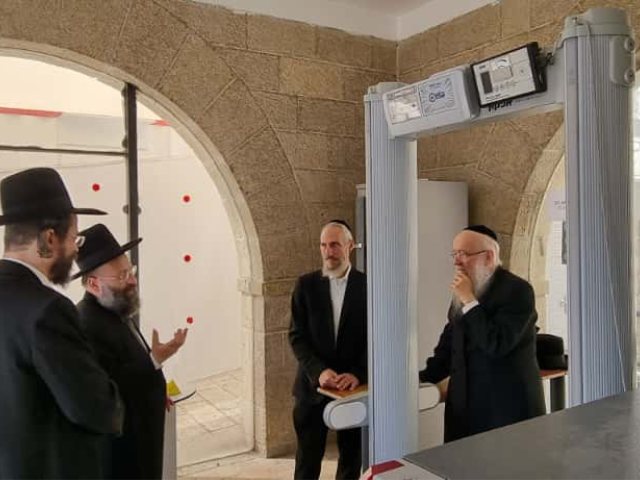 בודקים את שערי השבת החדשים | הקרן למורשת הכותל