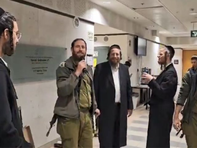 הרב אבי גולדברג הי"ד עם חסידי באיאן בגבול לבנון. פרסום לפי סעיף 27א לחוק זכויות יוצרים