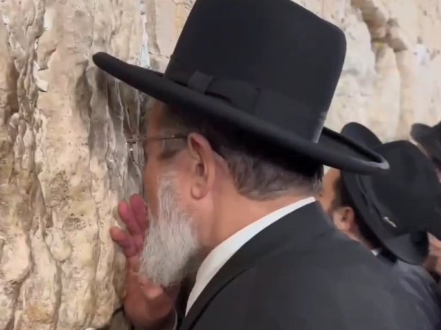 הרב קלמן בר בתפילת הודיה בכותל המערבי. צילום: הקרן למורשת הכותל המערבי