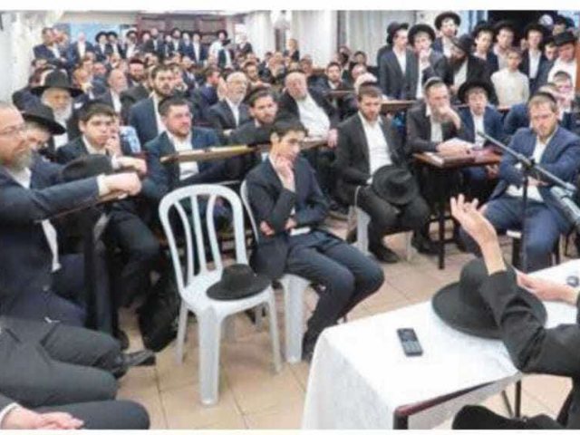הגרי"ב שרייבר בשיעורו. א מיכאלי