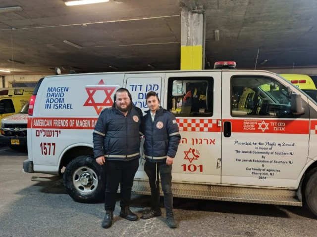 החובשים יוסי קליין (מימין) וברוך בלוי (צילום: תיעוד מבצעי מד"א)