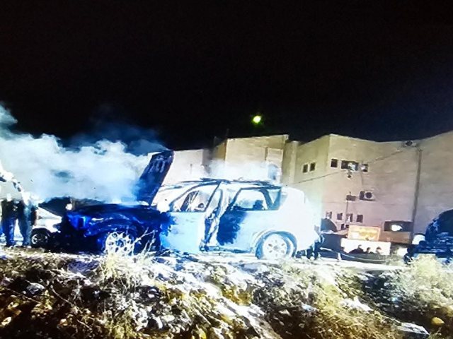 	 הצתת כלי הרכב בשייח' ג'ראח. צילום: דוברות המשטרה