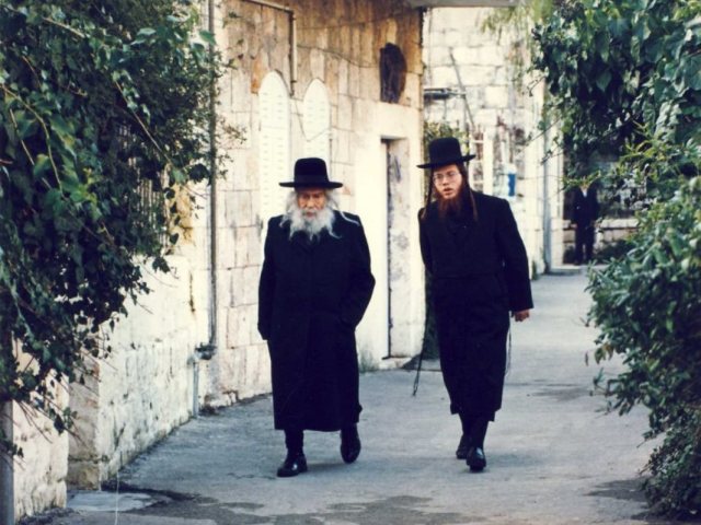 ר משה דריימן לצד רבו הפני מנחם זצל. ללא