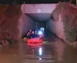חילוץ דרמטי מתחת לכביש 1: לכודים ברכב הועברו לסירה | צפו