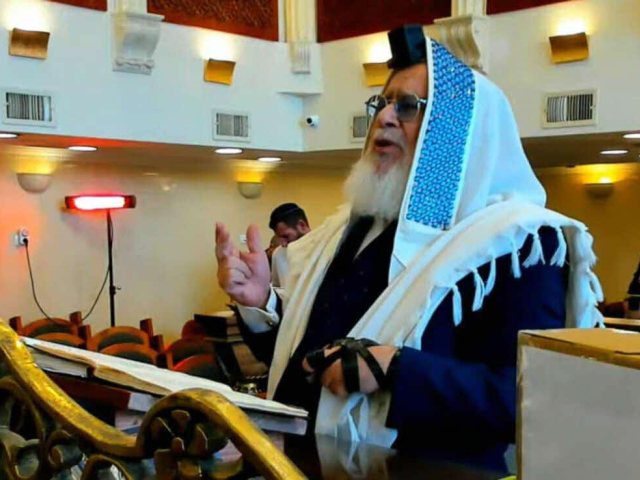 הרב מרדכי שריקי במעמד תיקון היסוד. מ' מיכאלי