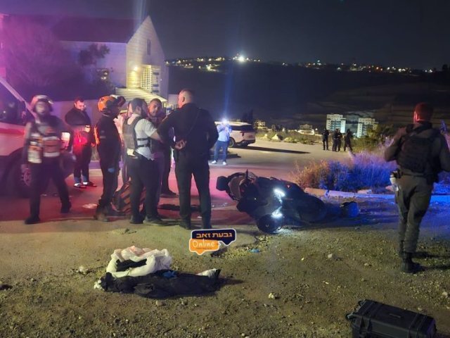 כוחות המשטרה ליד האופנוע שננטש בקרבת בית ראש המועצה | גבעת זאב אונליין