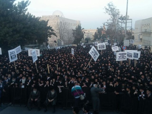הפגנת העדה החרדית נגד גיוס חרדים (ארכיון). פרסום לפי סעיף 27א לחוק זכויות יוצרים