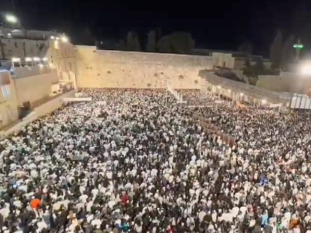 סליחות בכותל המערבי. צילום: הקרן למורשת הכותל